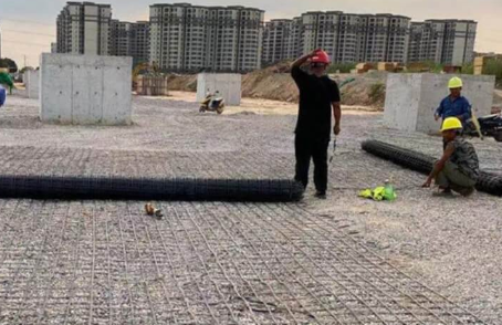 佛罗镇土工格栅铺设前地基要怎么处理？